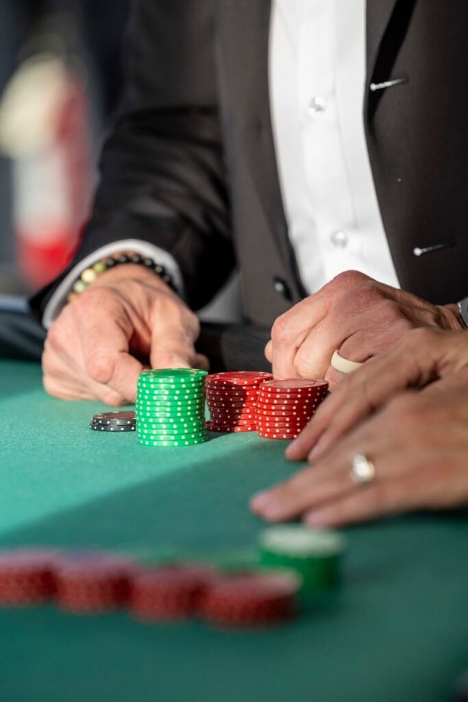 A clear final-play period gives guests time to finish their games before chips are counted and the event moves into its closing program.