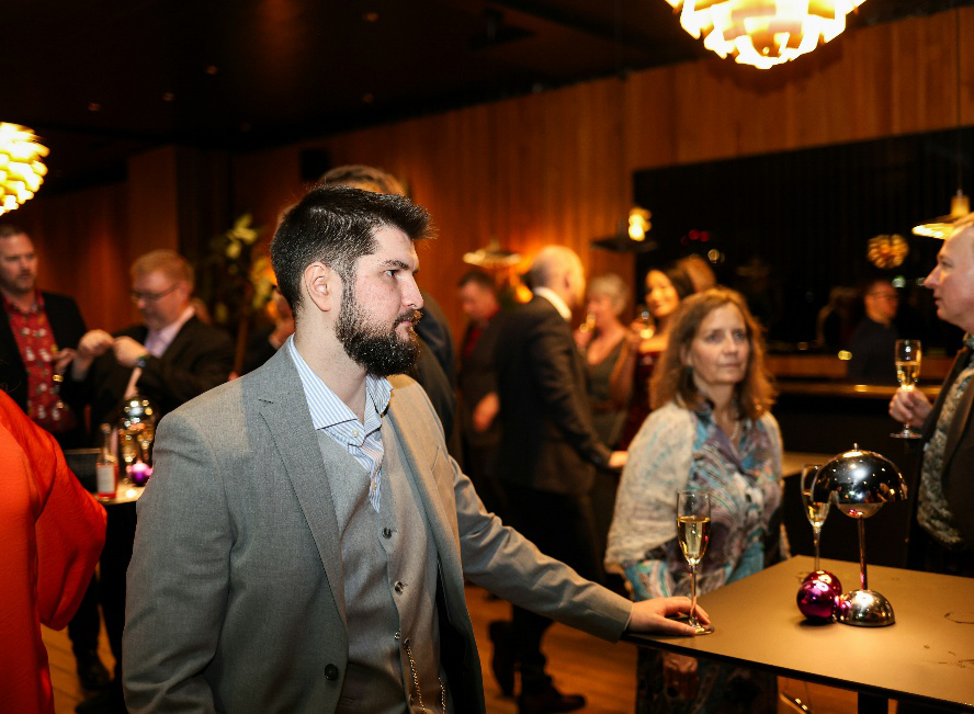 Flexible entertainment works well for receptions and open-house events where guests arrive on different schedules.