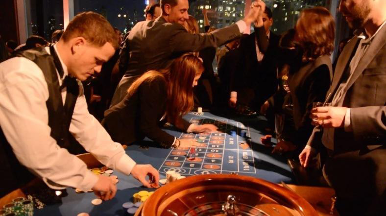 A dealer coordinates each round and clarifies the rules while the table remains active.